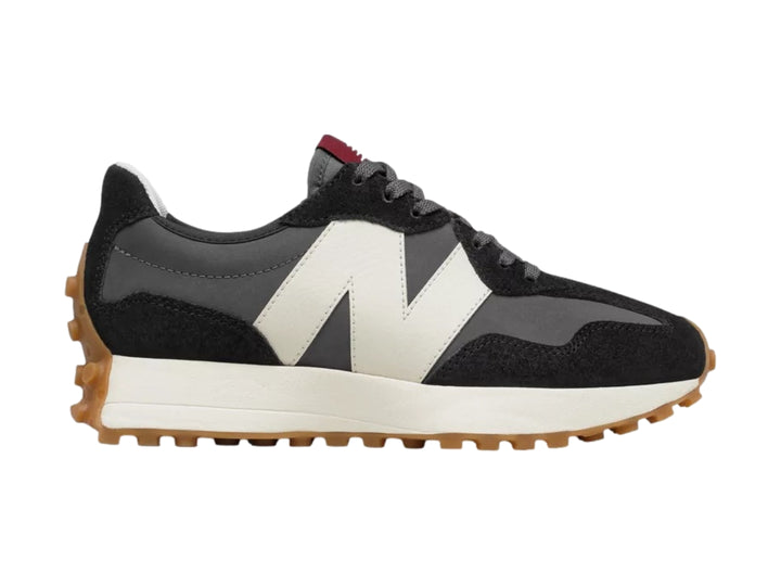 Tenis New Balance 327 en colores negro y gris con suela blanca y marrón.