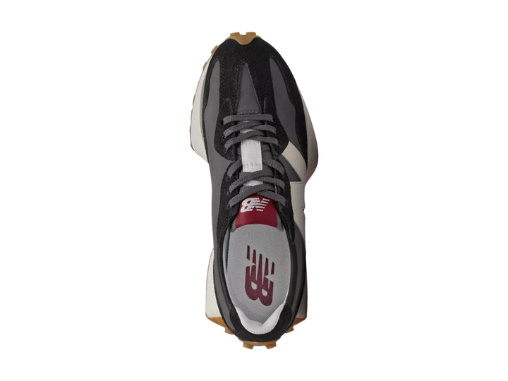 Tenis New Balance 327 en colores negro y gris con suela blanca y marrón.
