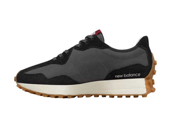 Tenis New Balance 327 en colores negro y gris con suela blanca y marrón.