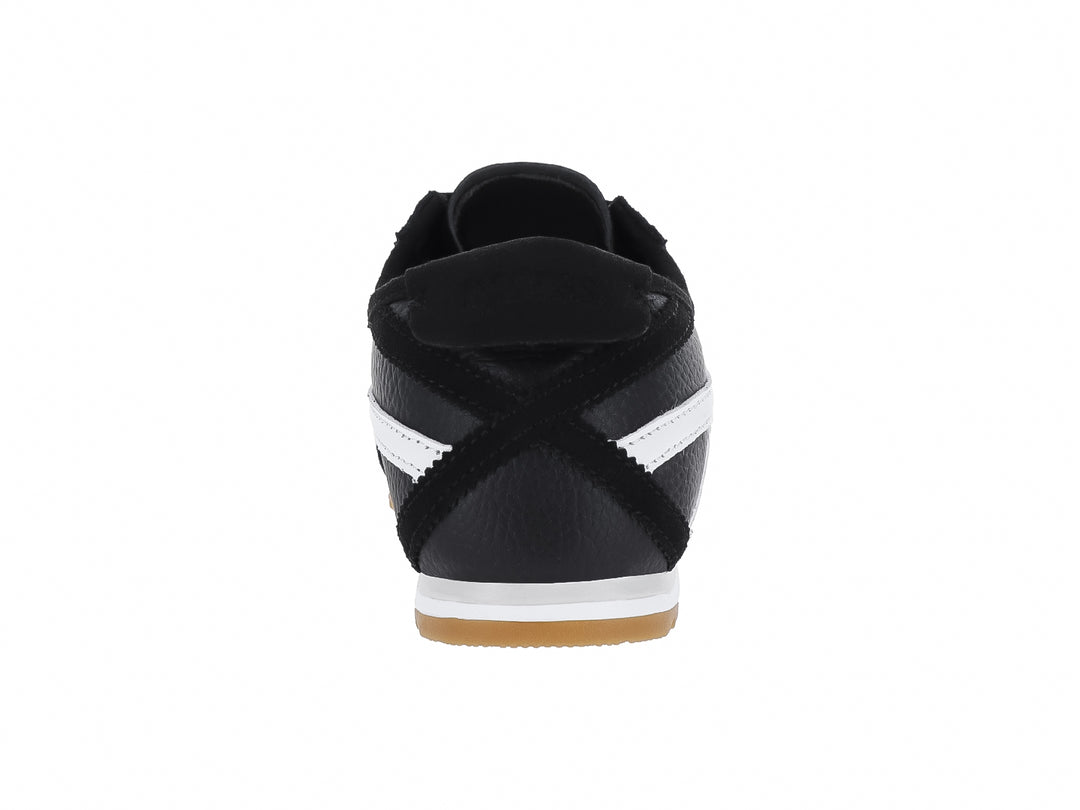 Tenis K-Swiss color negro con franjas blancas laterales y suela de goma color miel.