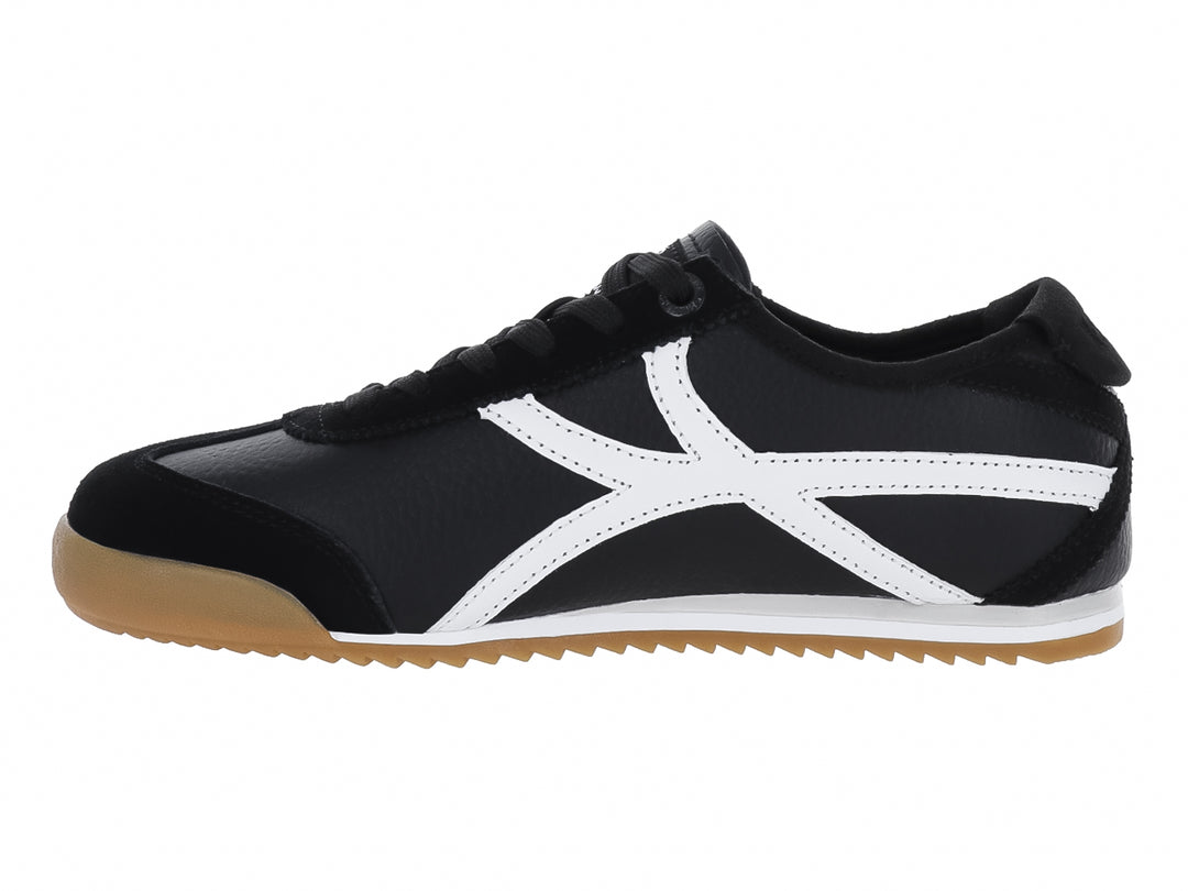 Tenis K-Swiss color negro con franjas blancas laterales y suela de goma color miel.