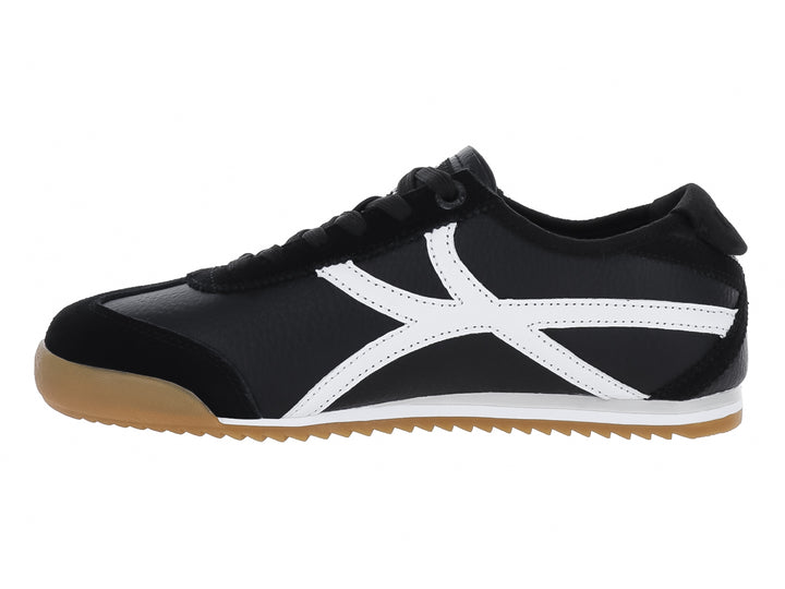 Tenis K-Swiss color negro con franjas blancas laterales y suela de goma color miel.