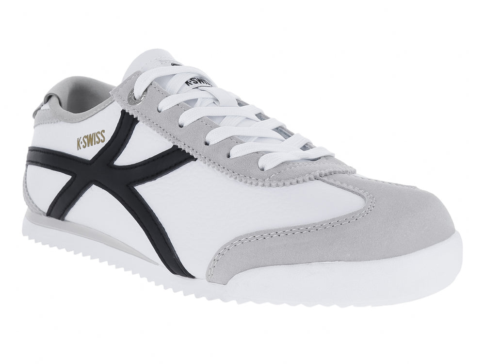 Tenis K-Swiss blancos con franjas negras y detalles en gris en la punta y talón.