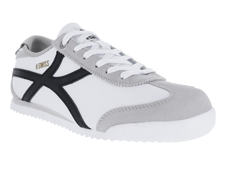 Tenis K-Swiss blancos con franjas negras y detalles en gris en la punta y talón.