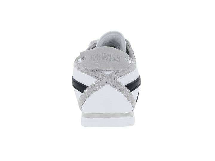 Tenis K-Swiss blancos con franjas negras y detalles en gris en la punta y talón.