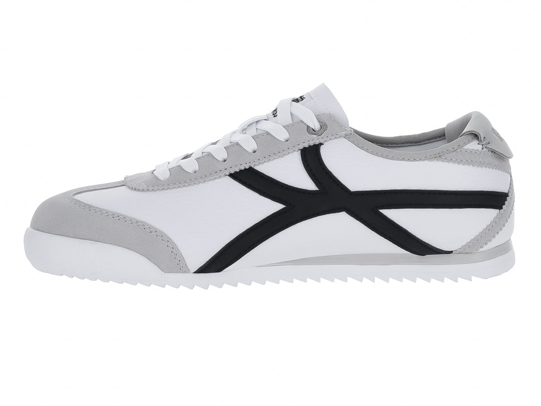 Tenis K-Swiss blancos con franjas negras y detalles en gris en la punta y talón.