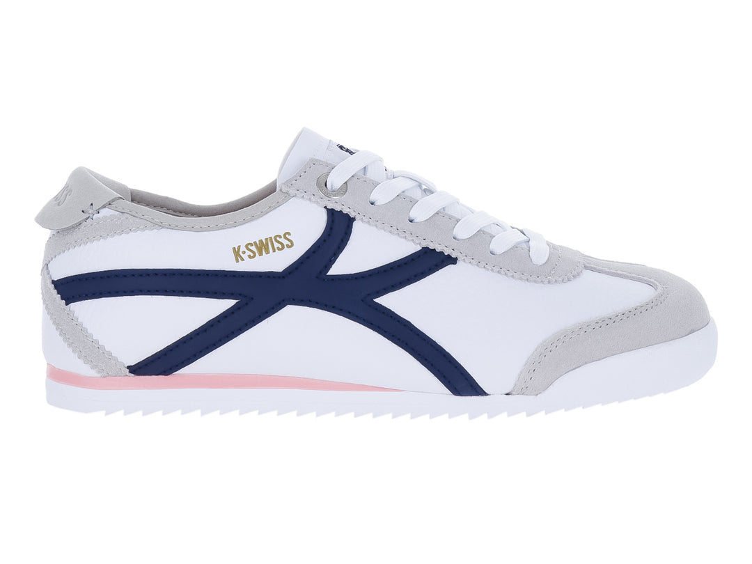 Tenis K-Swiss color blanco con detalles en azul marino, gris y una línea rosa en la suela.