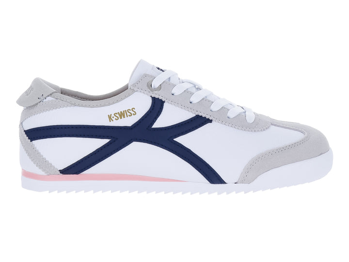 Tenis K-Swiss color blanco con detalles en azul marino, gris y una línea rosa en la suela.