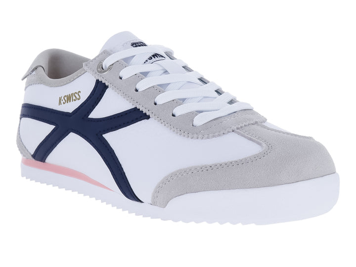 Tenis K-Swiss color blanco con detalles en azul marino, gris y una línea rosa en la suela.