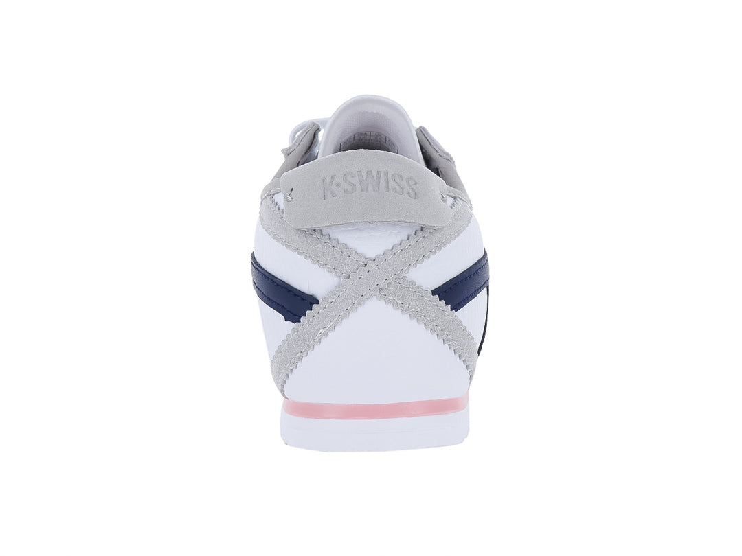 Tenis K-Swiss color blanco con detalles en azul marino, gris y una línea rosa en la suela.