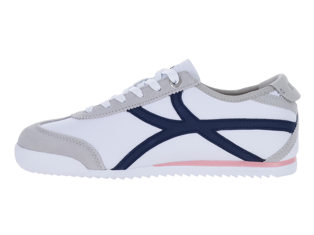 Tenis K-Swiss color blanco con detalles en azul marino, gris y una línea rosa en la suela.