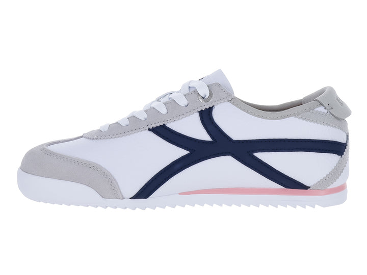 Tenis K-Swiss color blanco con detalles en azul marino, gris y una línea rosa en la suela.