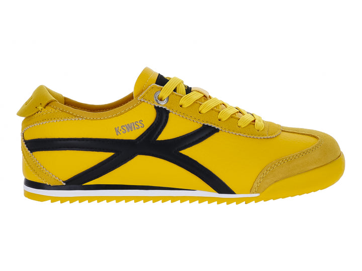Tenis deportivos K-Swiss color amarillo con detalles en negro y suela blanca.