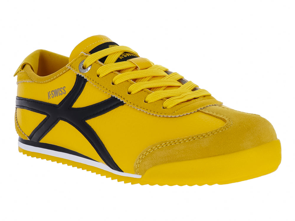 Tenis deportivos K-Swiss color amarillo con detalles en negro y suela blanca.