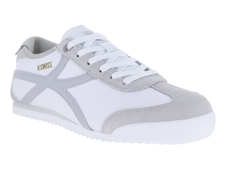 Tenis K-Swiss color blanco con detalles en gris y suela blanca dentada.