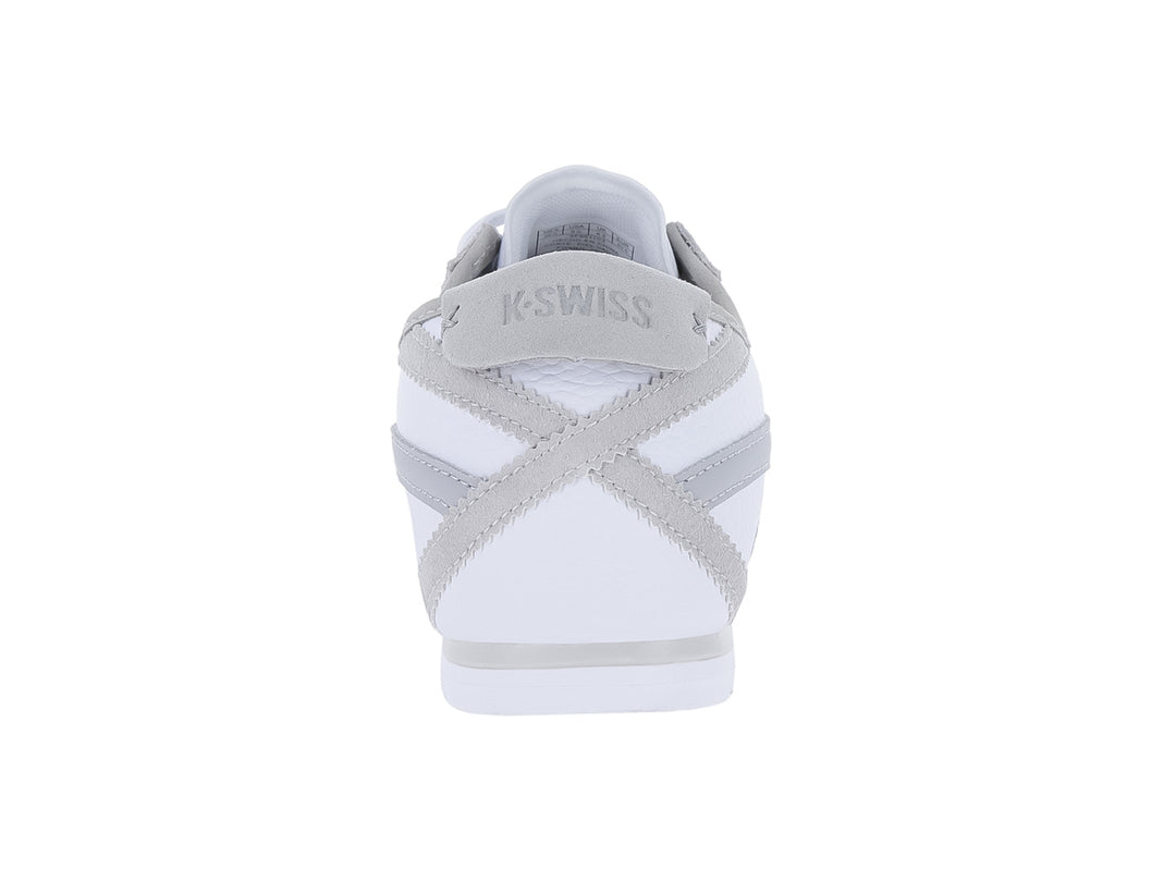 Tenis K-Swiss color blanco con detalles en gris y suela blanca dentada.