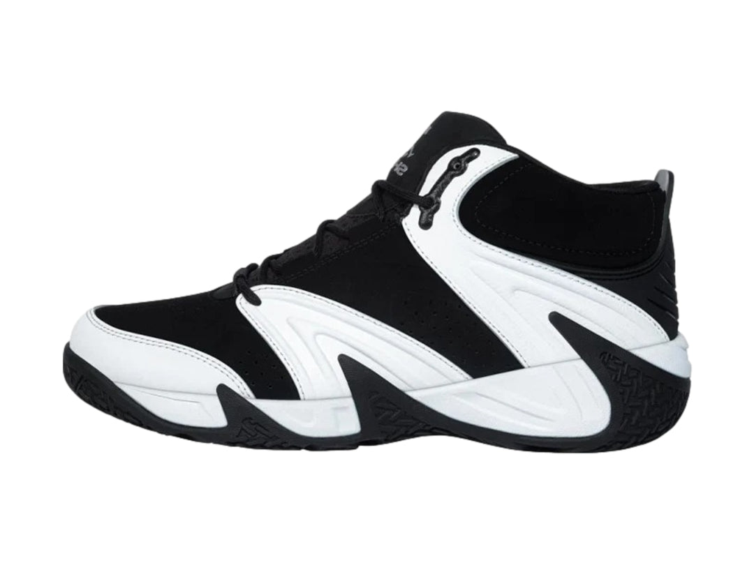 Tenis de baloncesto SHAQ en colores negro y blanco con diseño de bota alta.