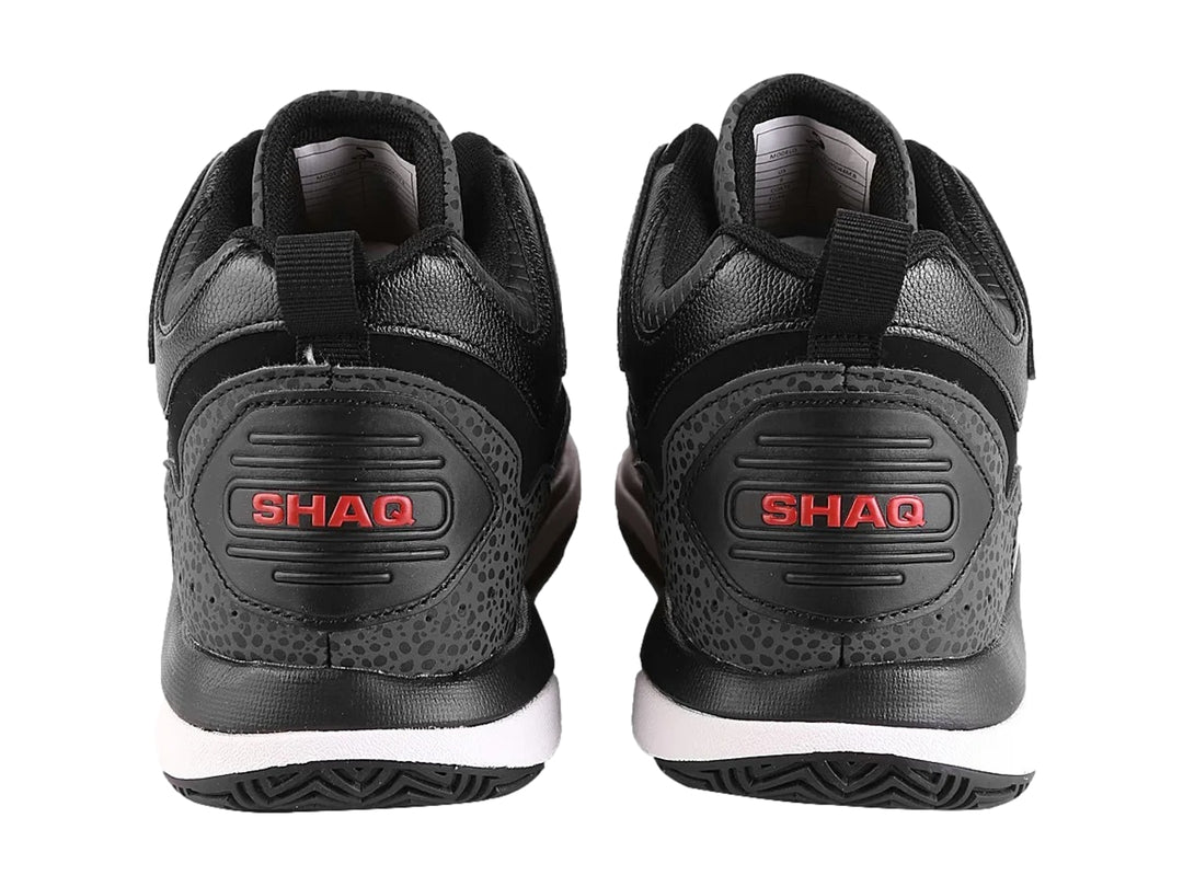 Tenis de baloncesto SHAQ color negro con suela blanca y detalles rojos.