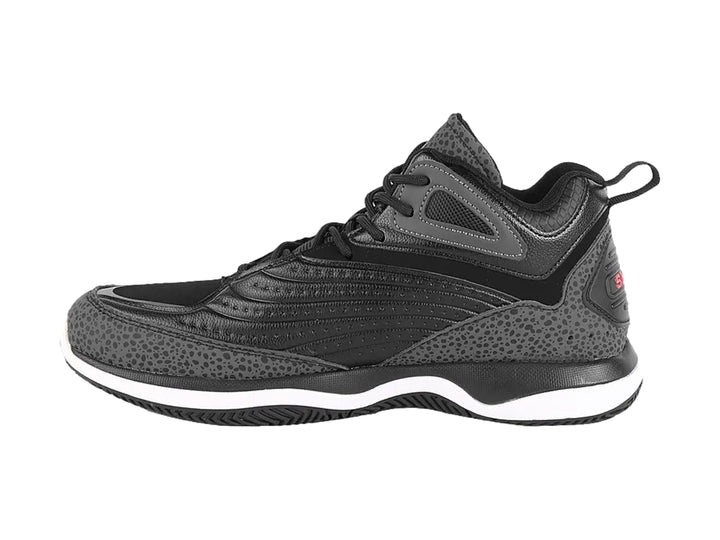 Tenis de baloncesto SHAQ color negro con suela blanca y detalles rojos.