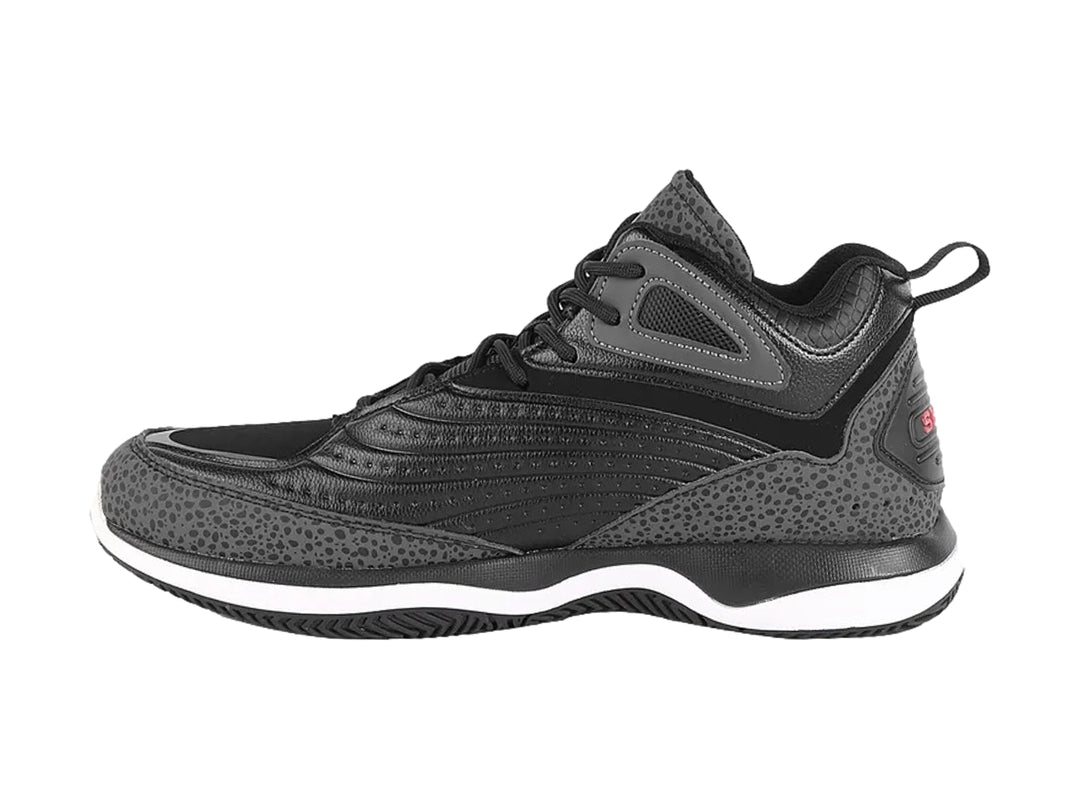 Tenis de baloncesto SHAQ color negro con suela blanca.