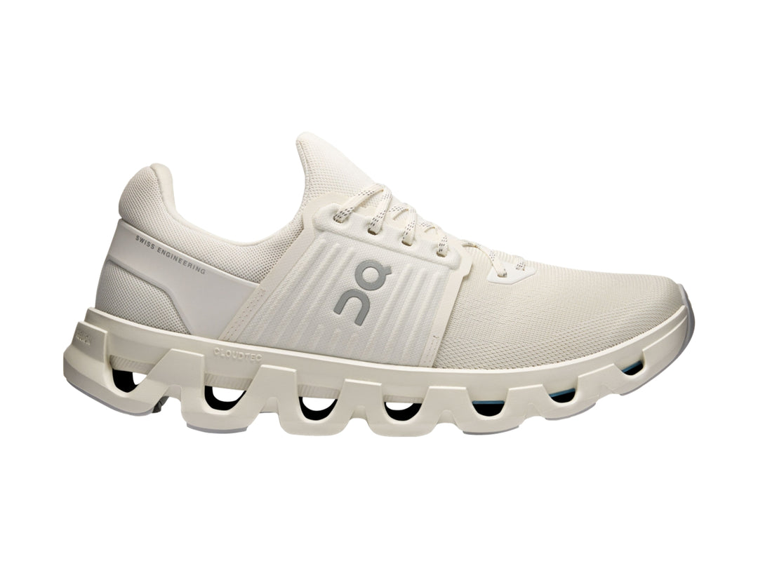 Tenis deportivos On Cloud en color ivory con suela característica de nubes y diseño moderno.