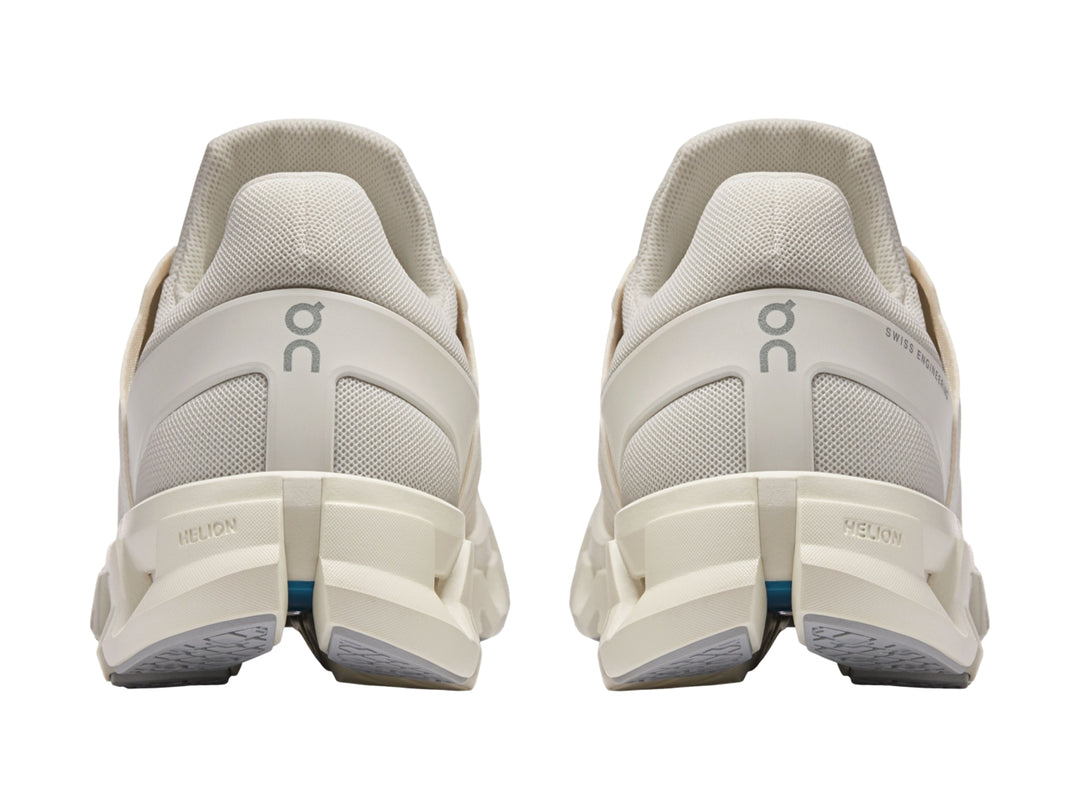Tenis deportivos On Cloud en color ivory con suela característica de nubes y diseño moderno.