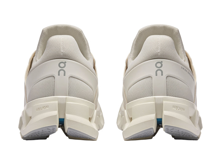 Tenis deportivos On Cloud en color ivory con suela característica de nubes y diseño moderno.