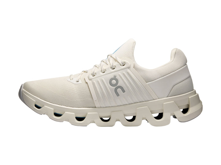 Tenis deportivos On Cloud en color ivory con suela característica de nubes y diseño moderno.