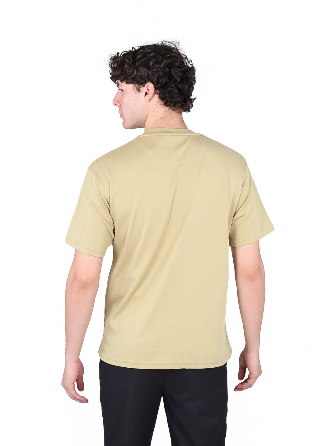 Hombre vistiendo una playera de manga corta color beige con cuello redondo.