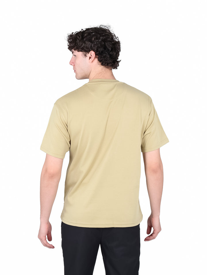 Hombre vistiendo una playera de manga corta color beige con cuello redondo.