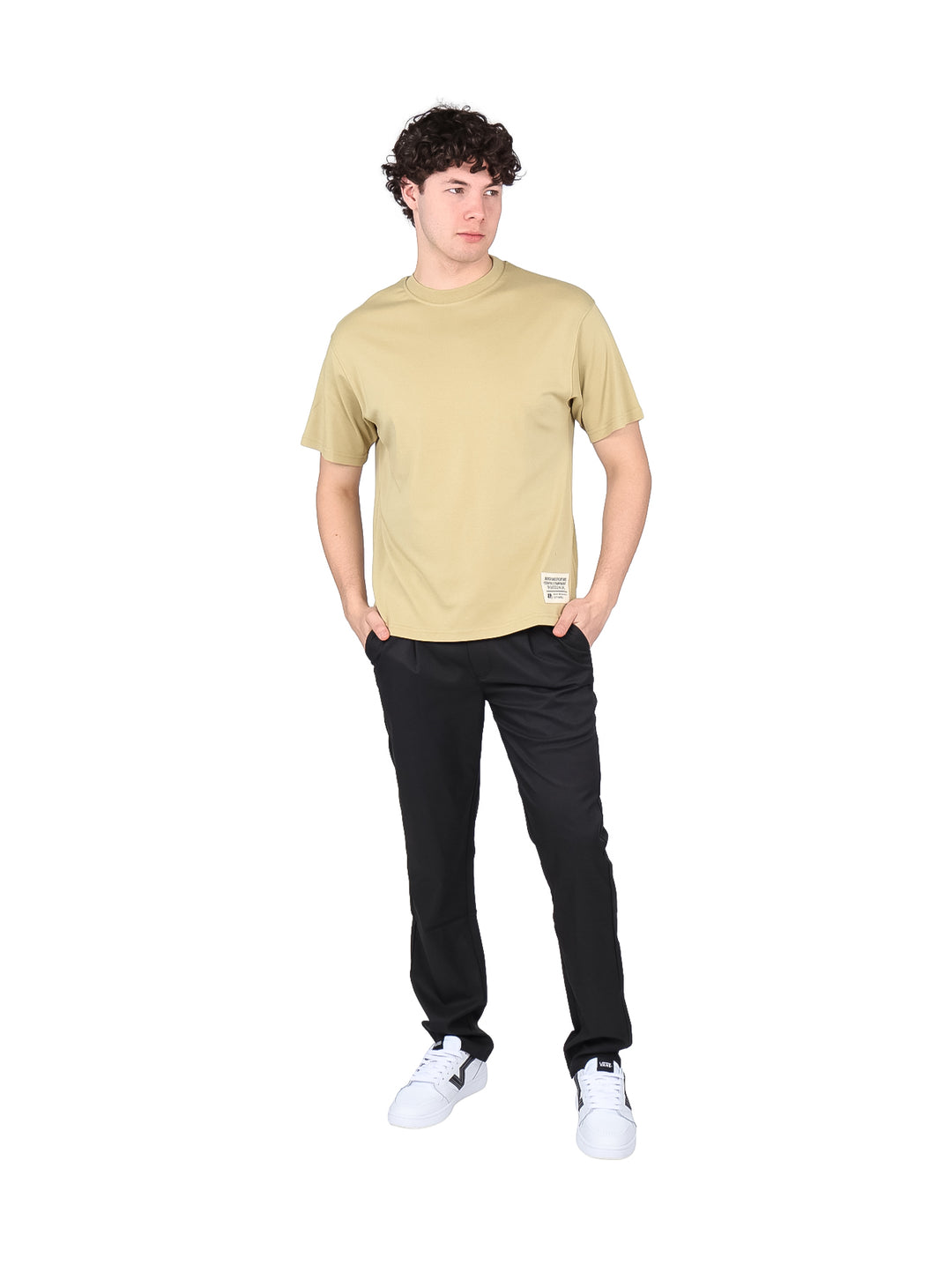 Hombre vistiendo una playera de manga corta color beige con cuello redondo.