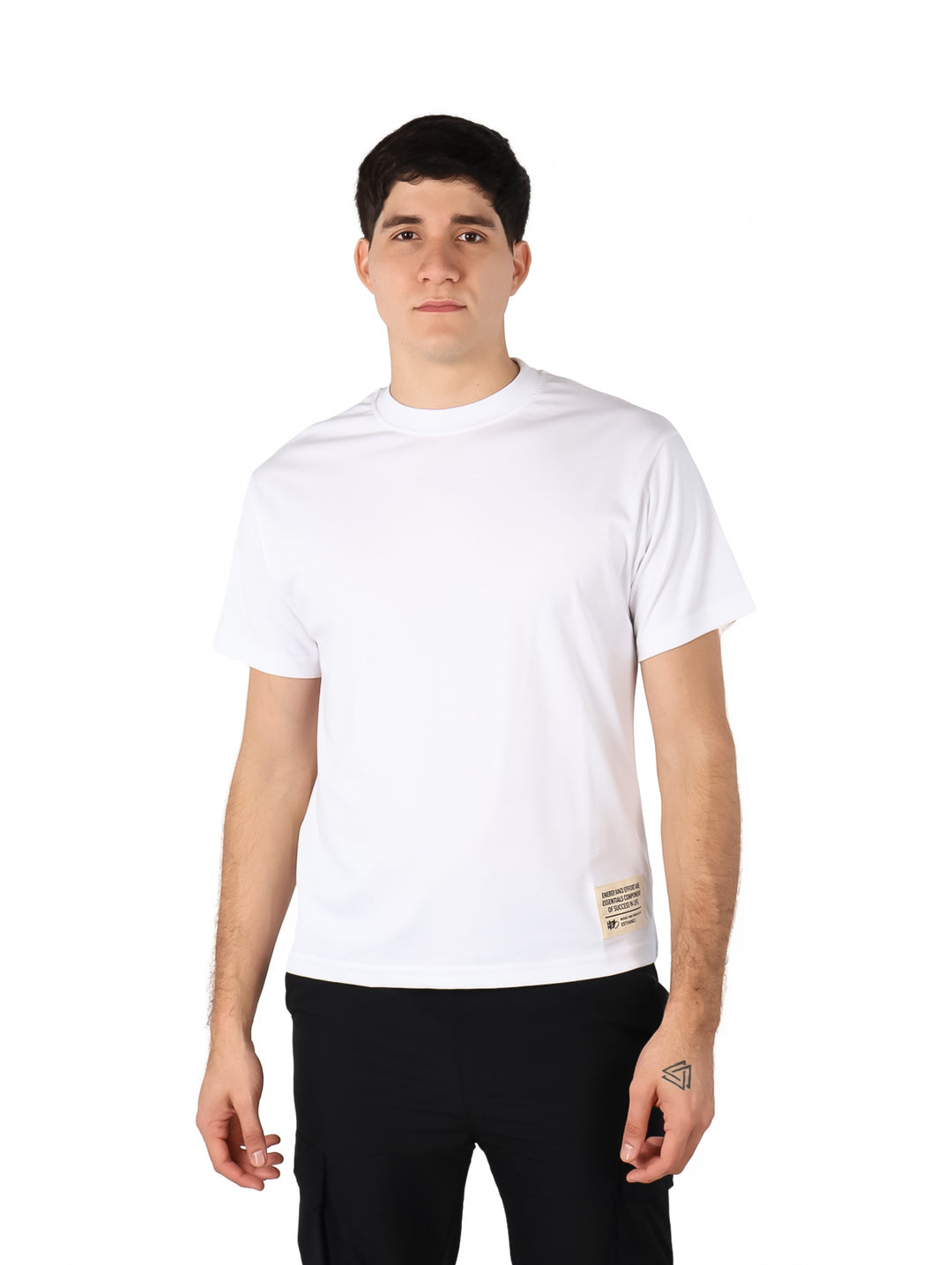 Hombre vistiendo una playera blanca de manga corta y cuello redondo.