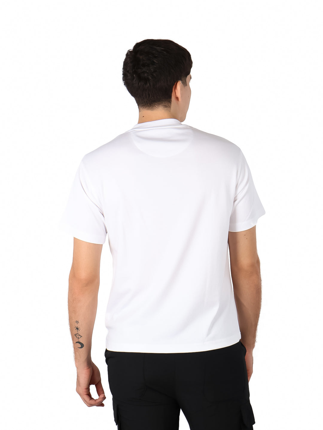Hombre vistiendo una playera blanca de manga corta y cuello redondo.