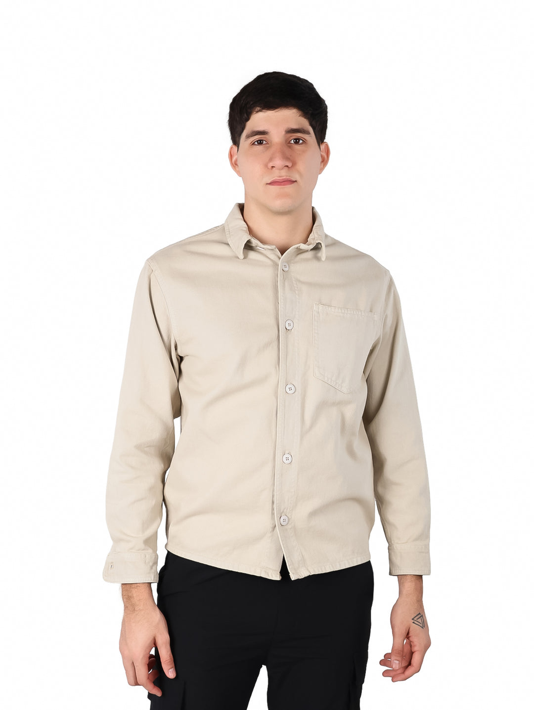 Hombre vistiendo una camisa de manga larga color beige con botones y bolsillo frontal.