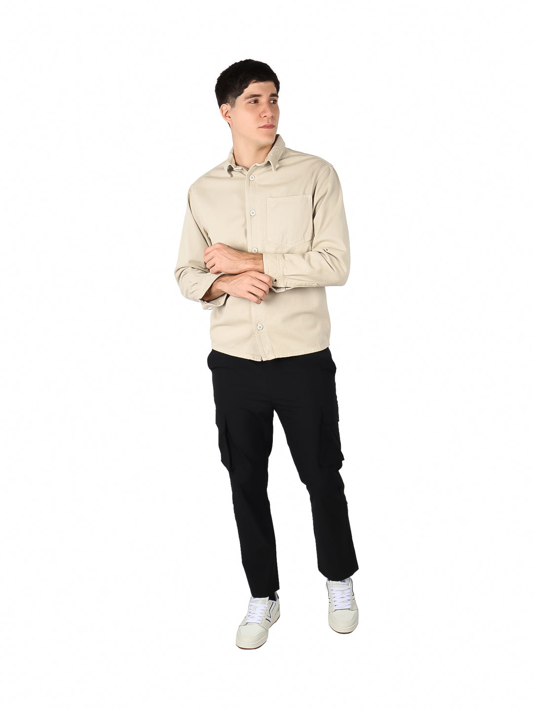 Hombre vistiendo una camisa de manga larga color beige con botones y bolsillo frontal.