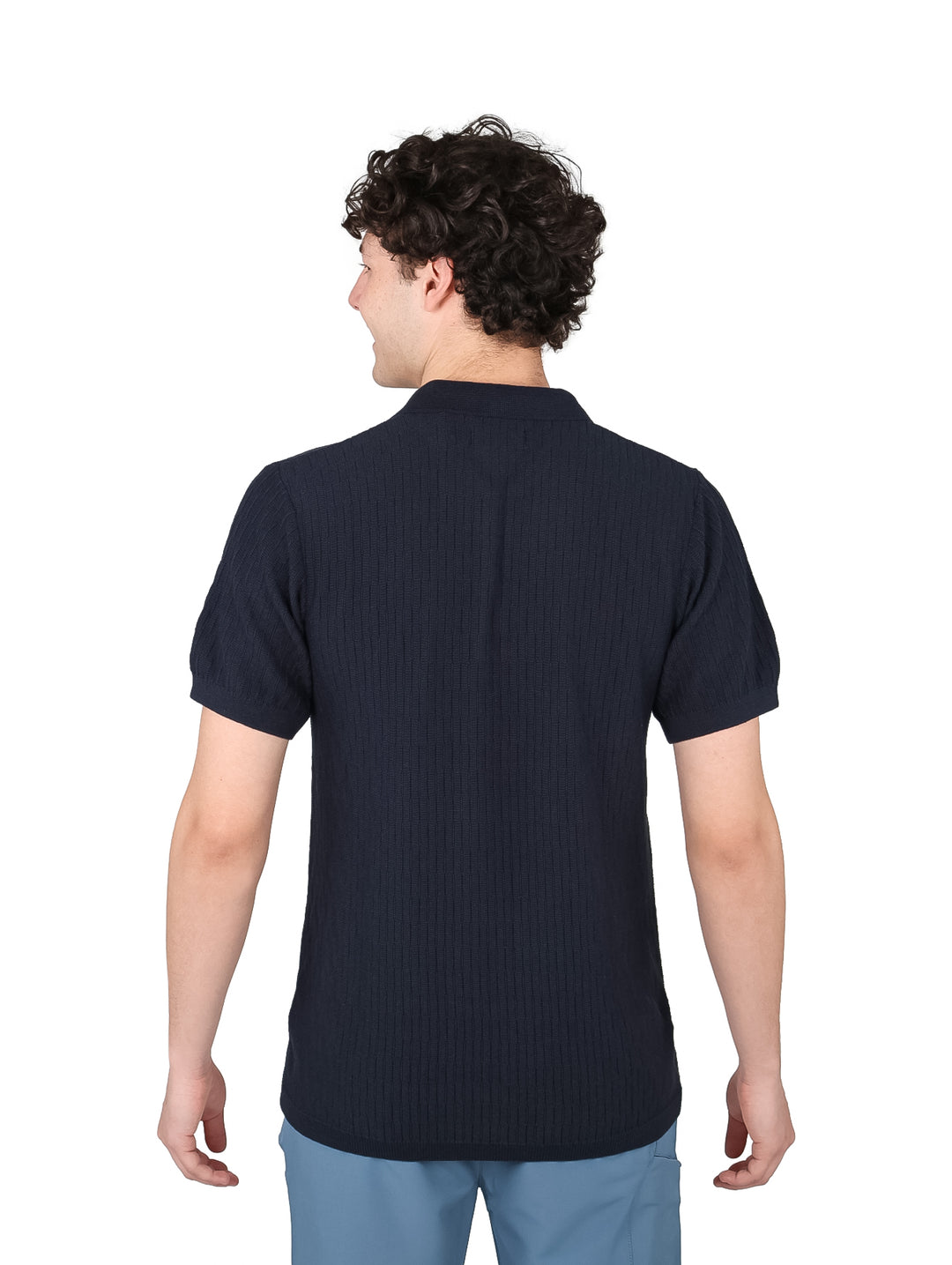 Hombre vistiendo una playera polo de color azul marino con cuello y botones.