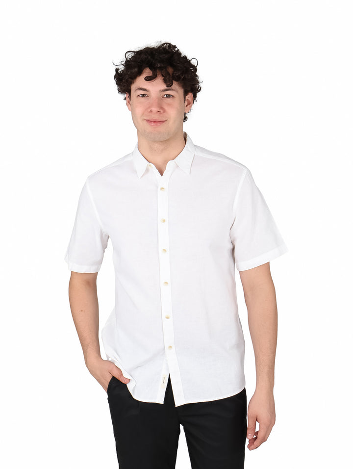 Hombre vistiendo una camisa blanca de manga corta con botones y cuello.