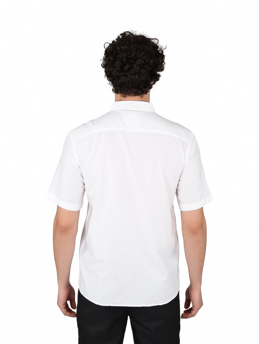 Hombre vistiendo una camisa blanca de manga corta con botones y cuello.