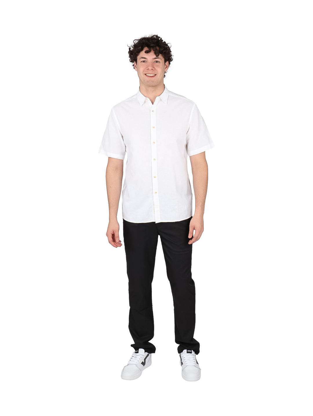 Hombre vistiendo una camisa blanca de manga corta con botones y cuello.