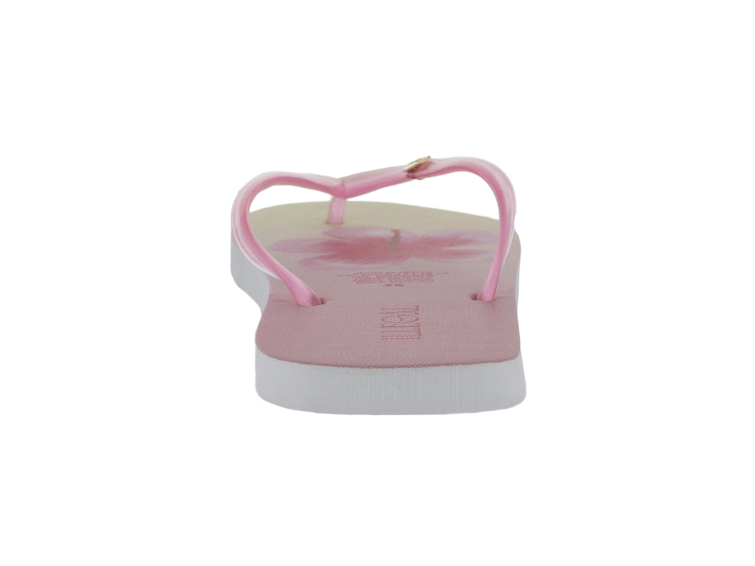 Sandalias de dedo color rosa con diseño floral en la plantilla y suela blanca.