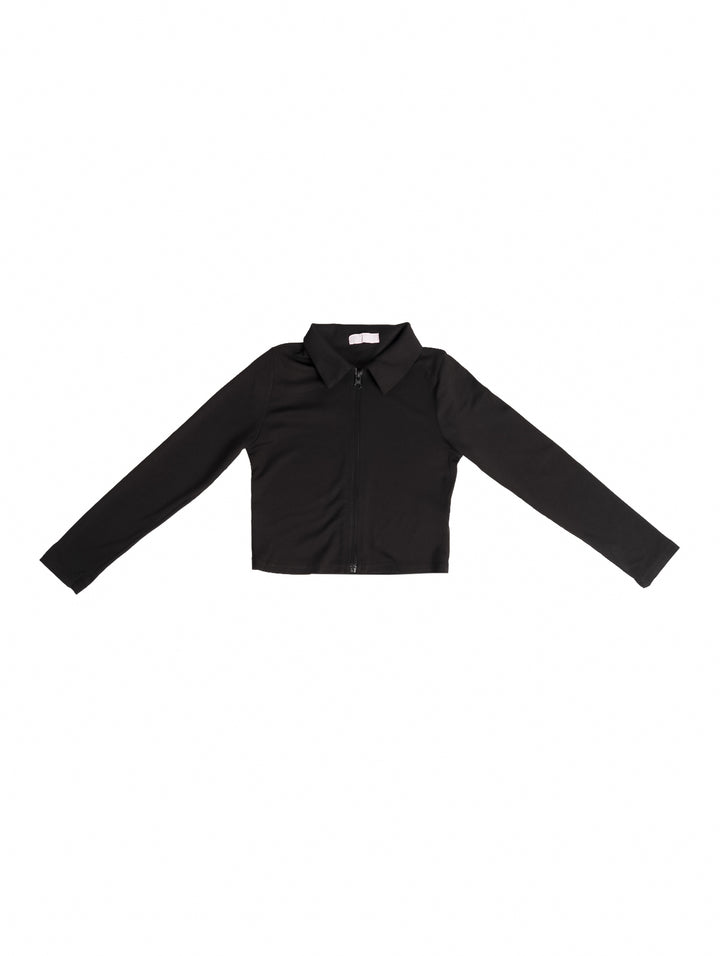 Chaqueta corta de color negro para niña con cierre frontal y manga larga sobre fondo blanco.