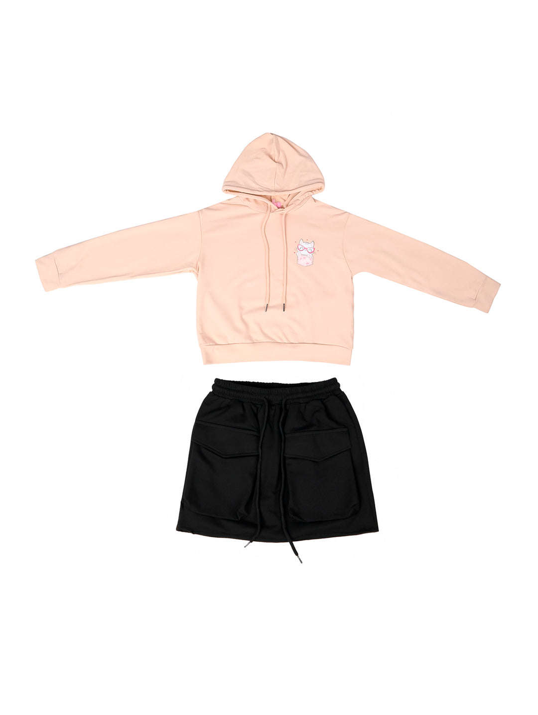 Conjunto para niña compuesto por una sudadera con capucha color apricot y un short negro.