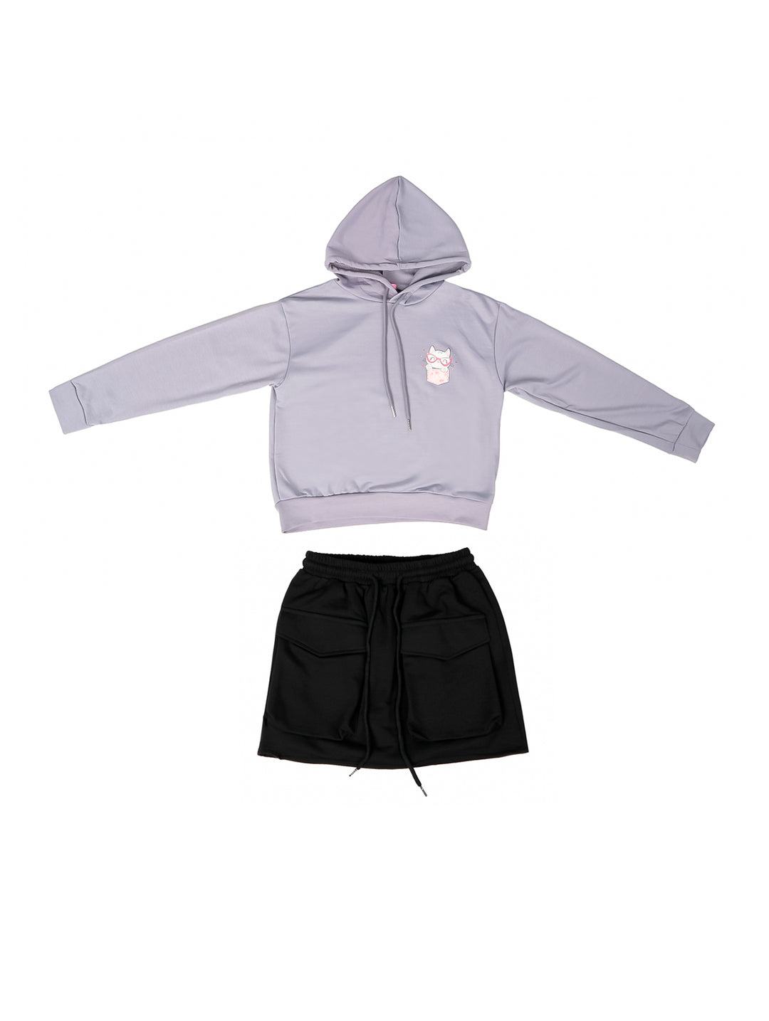 Conjunto de ropa para niña con sudadera gris con capucha y shorts negros.
