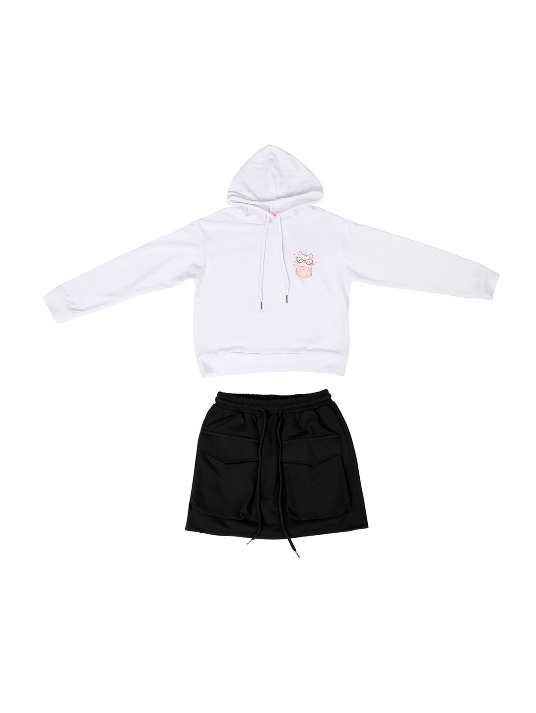 Conjunto de ropa para niña compuesto por una sudadera blanca con capucha y una falda negra.