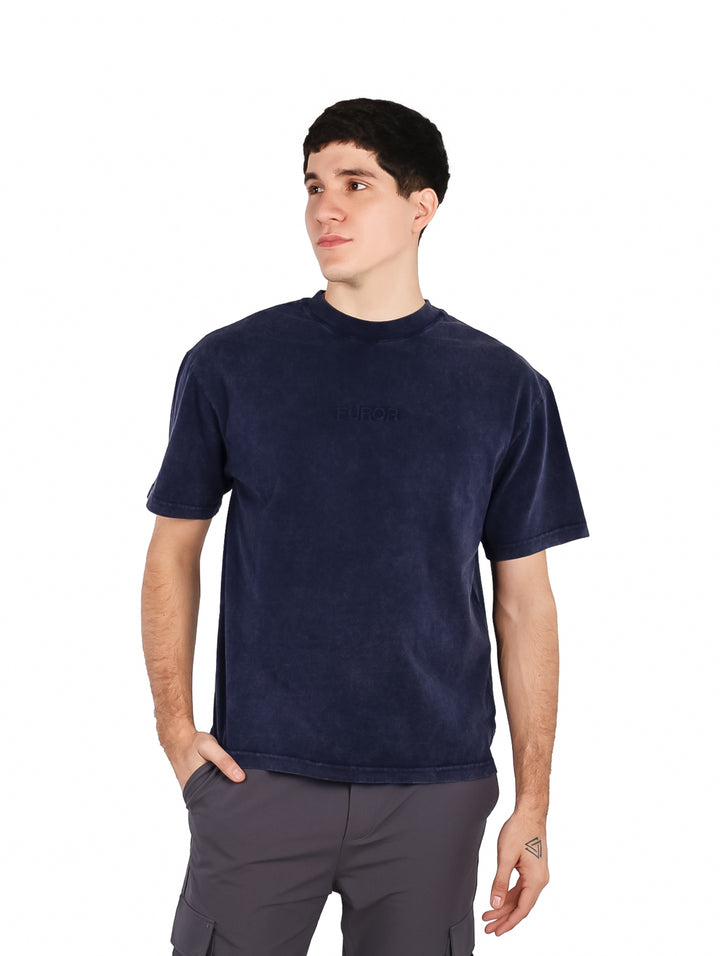 Hombre vistiendo una playera de manga corta color azul marino de la marca FUROR.