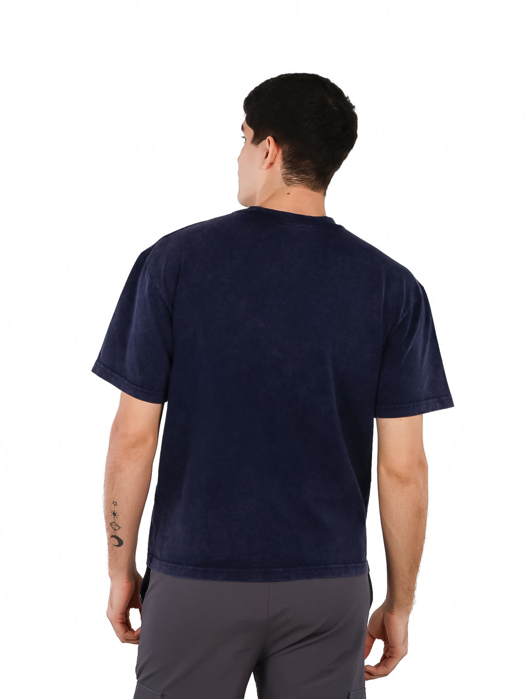 Hombre vistiendo una playera de manga corta color azul marino de la marca FUROR.