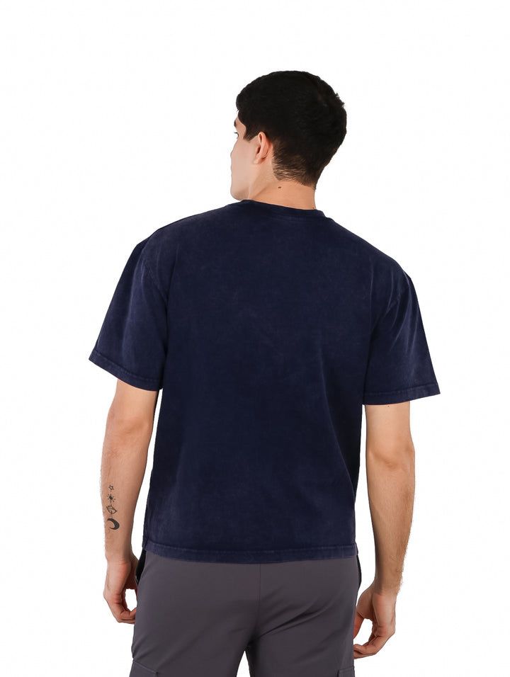Hombre vistiendo una playera de manga corta color azul marino de la marca FUROR.