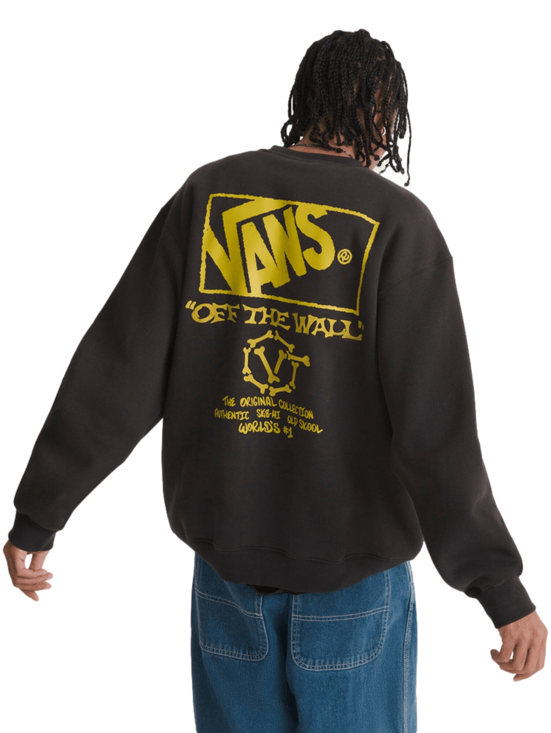 Hombre vistiendo una sudadera negra de cuello redondo con logotipo amarillo de VANS en el pecho.