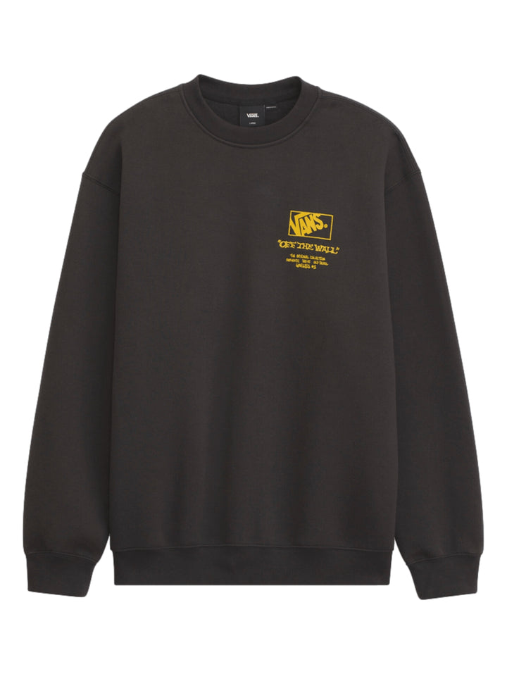 Hombre vistiendo una sudadera negra de cuello redondo con logotipo amarillo de VANS en el pecho.