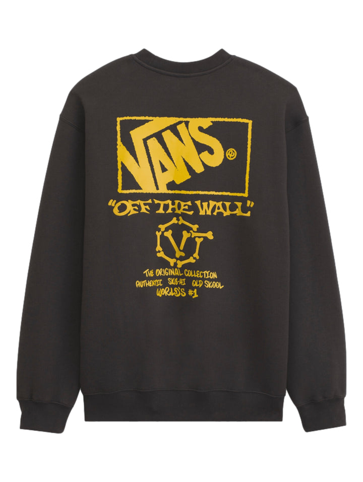 Hombre vistiendo una sudadera negra de cuello redondo con logotipo amarillo de VANS en el pecho.